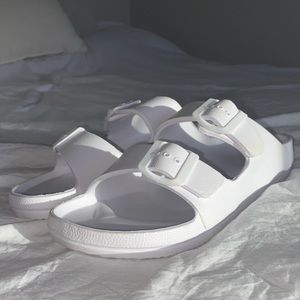 Apelli New York white sandals